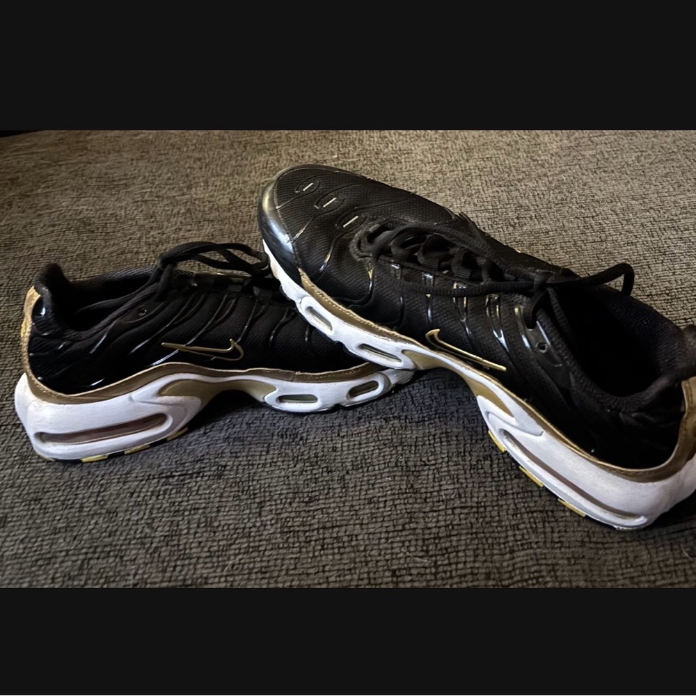 Nike Air Max Plus Sneakers Black & Gold Sz 7Y W sz 8.5 & M Sz 7 (Unisex) - Picture 3 of 5